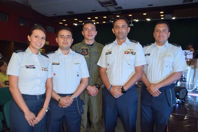 Nataly Martínez, Teniente; Daniel Castro, Subteniente; Diego Castro, Coronel;  Rene Nieto, y el  Mayor John Eder Vargas Camacho.